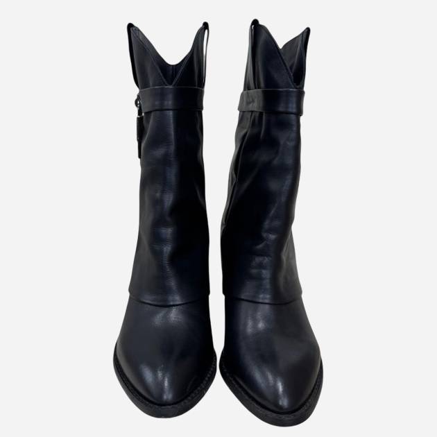 Deri Katlamalı Metal Aksesuarlı Çizme